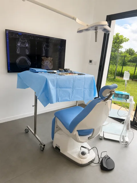 Salle du bloc opératoire équipée d'un fauteuil dentaire et d'un écran d'imagerie