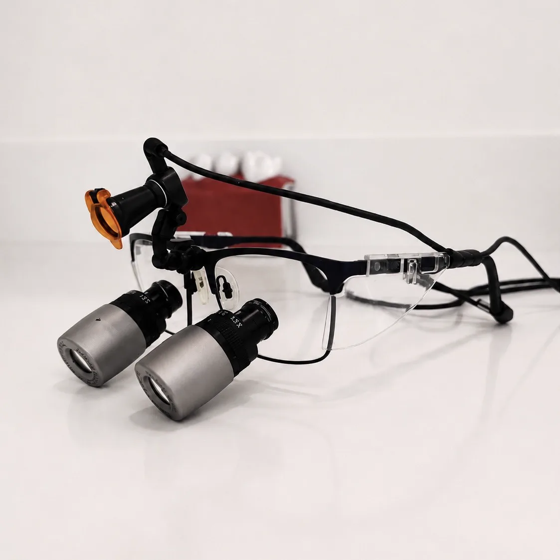 Lunettes équipées de loupes binoculaires utilisées par les praticiens